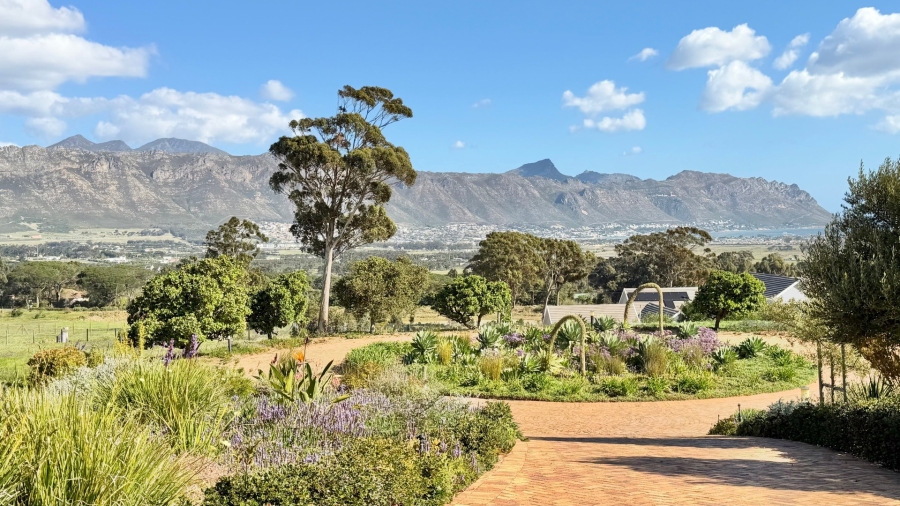 5 Bedroom Property for Sale in Sir Lowrys Pass Village Western Cape